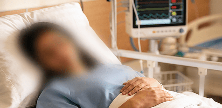 فتاة في مقتبل العمر تعاني من مرض مزمن في العظام وتحتاج إلى علاج